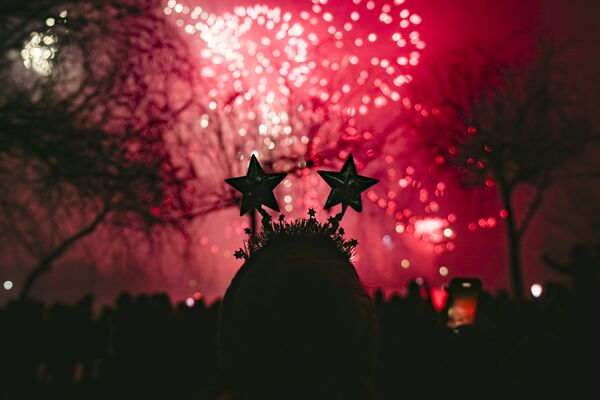 Тысячи людей собрались у озера, чтобы посетить концерт и посмотреть фейерверк и лазерное шоу во время празднования Нового года в столице Румынии. - Sputnik Латвия