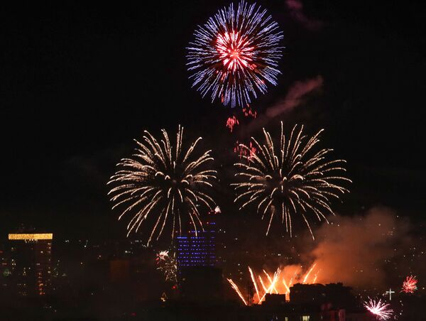 Пышное торжество для сограждан на Новый год устроили и в Албании. - Sputnik Латвия