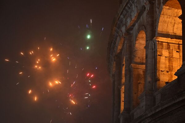 И уж кто, как не итальянцы знают, как шумно и торжественно отпраздновать Новый год. - Sputnik Латвия