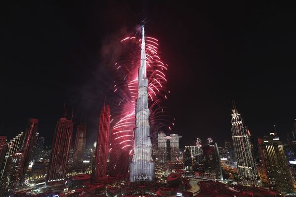 Один из самых эпичных фейерверков, конечно же, в ОАЭ. На фото яркие краски освещают Бурдж-Халифа, самое высокое здание в мире. - Sputnik Латвия