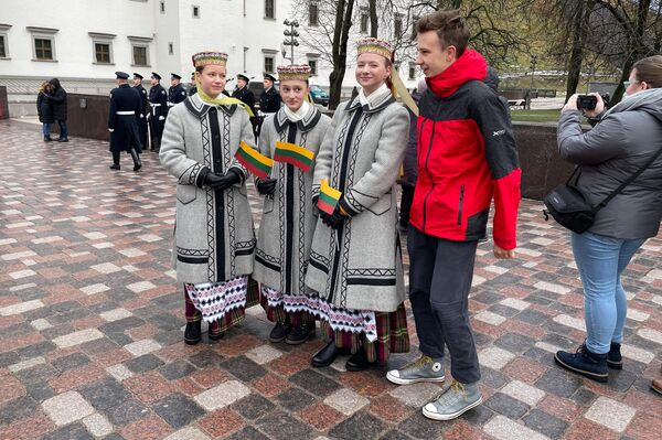 Многие волонтеры по случаю праздника надели национальные костюмы. - Sputnik Латвия