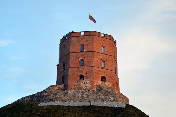 На фото: флаг на башне Гедиминаса в Вильнюсе.  - Sputnik Латвия