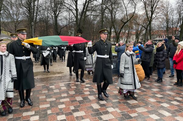 В этом году флаг передали Вильнюсской гимназии &quot;Лайсвес&quot;. Всего заявки подавали десятки учебных заведений. - Sputnik Латвия