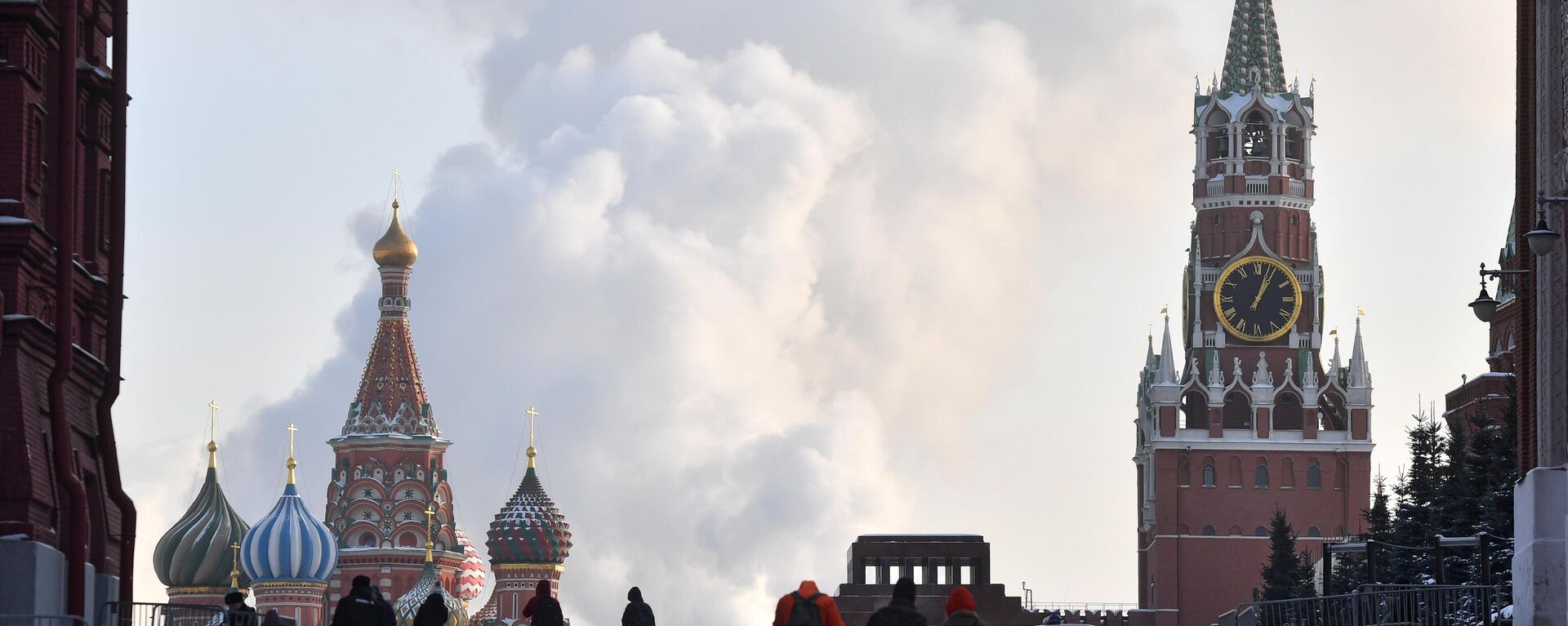 Люди на Красной площади в Москве.  - Sputnik Латвия, 1920, 04.01.2022
