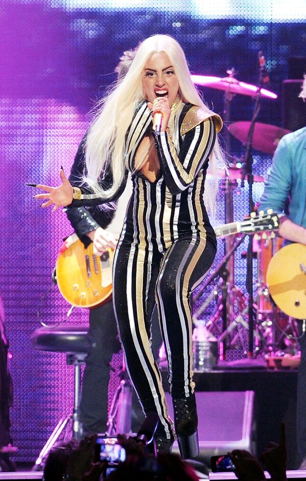Певица Леди Гага во время выступления в Prudential Center в Ньюарке. - Sputnik Латвия