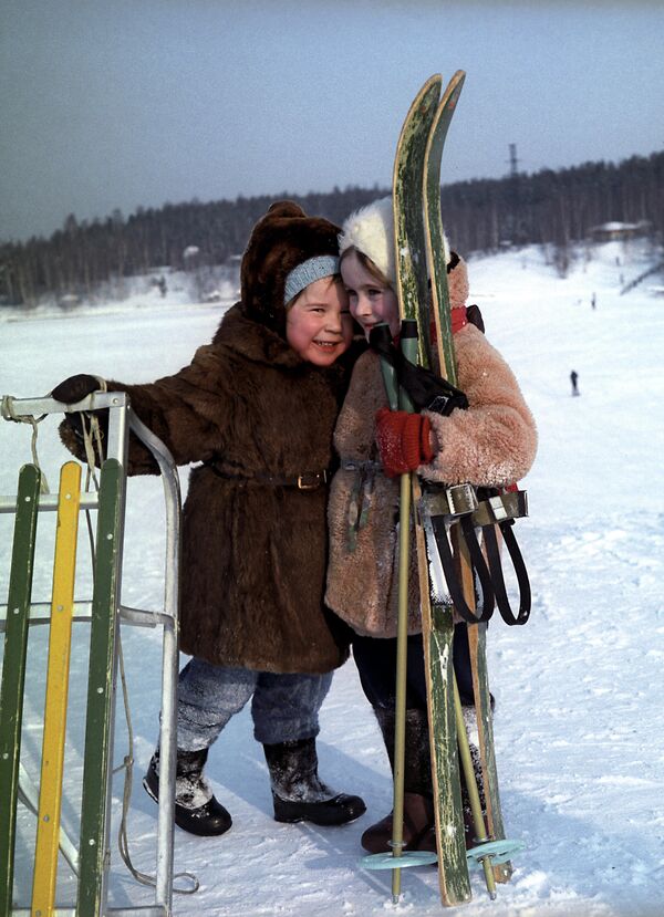 Подружки на зимней прогулке. Московская область, 1970 год. - Sputnik Латвия