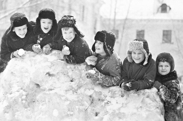 Вот такими, например, были зимние каникулы у школьников Череповца в 1971 году. - Sputnik Латвия