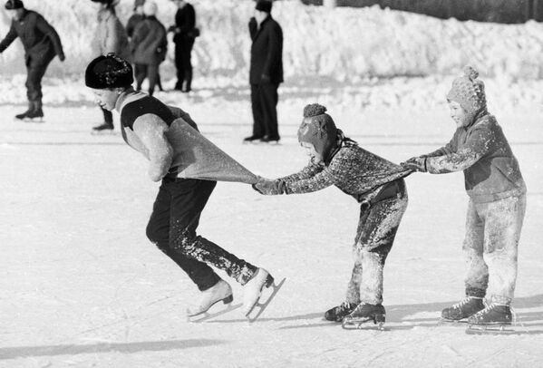 Московские ребята катаются на коньках &quot;паровозиком&quot;. 1976-й. - Sputnik Латвия