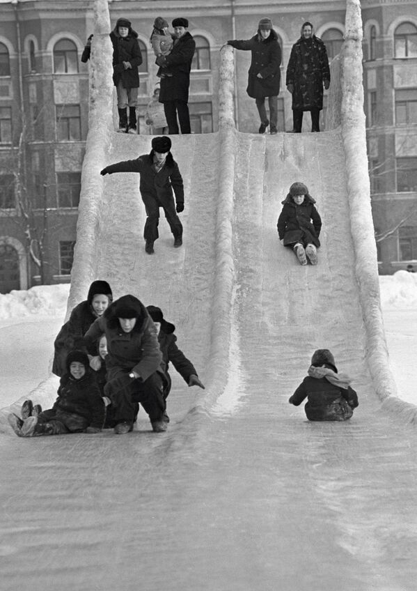 На ледяной горке в городе Пермь. 1973. - Sputnik Латвия