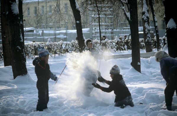 Bērni spēlējas sniegā kādā pilsētas bulvārī. Maskava, 1985. gads - Sputnik Latvija