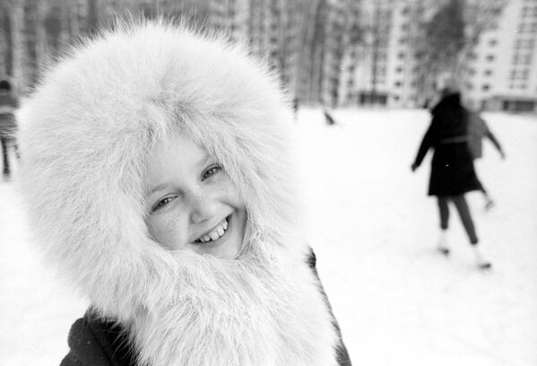 Meitene no Lianozovas slidotavā. Maskava, 1980. gads - Sputnik Latvija