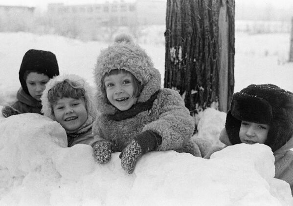 Bērni pašu būvētā sniega cietoksnī, 1978. gads - Sputnik Latvija