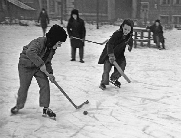 Московские ребята играют в хоккей во дворе своего дома в 1959 году. - Sputnik Латвия