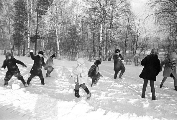 Битва снежками. Москва, 1969-й. - Sputnik Латвия