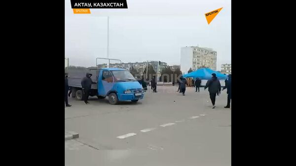 Видео Sputnik. Участники митингов в казахстанском Актау расходятся - Sputnik Latvija