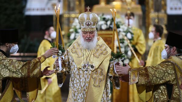 Патриарх Московский и всея Руси Кирилл проводит ночное Рождественское богослужение в храме Христа Спасителя в Москве - Sputnik Латвия