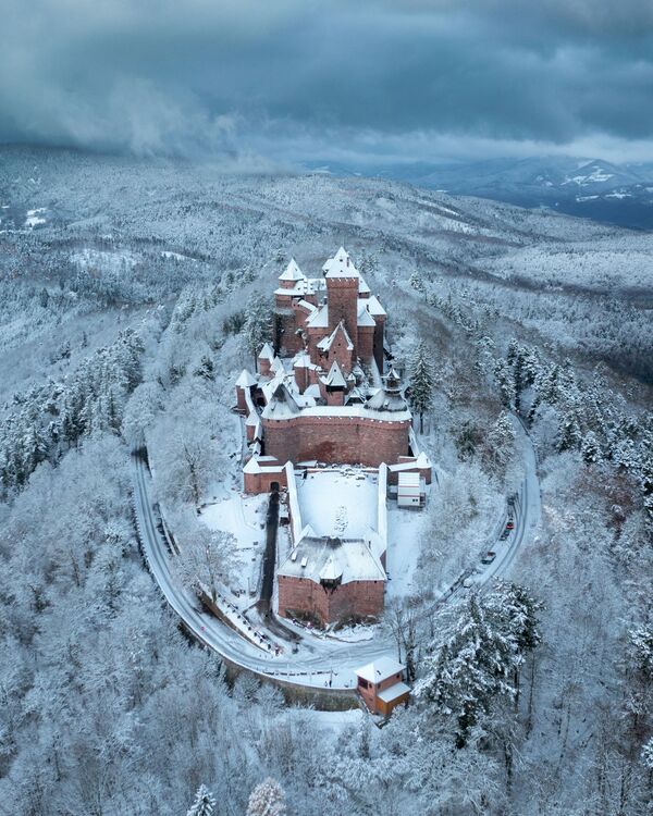 Замок Верхний Кенигсбург в Оршвиллере, восточная Франция, после первых снегопадов на вершинах Вогезов 29 ноября 2021 года. - Sputnik Латвия