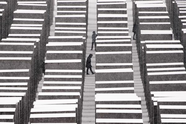 Мемориал Жертвам Холокоста во время снегопада в Берлине, Германия, 9 декабря 2021 года. - Sputnik Латвия