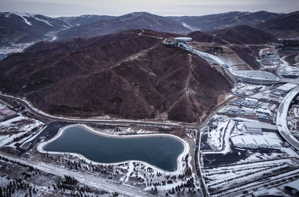 Водохранилище, которое обеспечивает водой снежные пушки для мест проведения соревнований во время зимних Олимпийских игр в Пекине 2022 года. - Sputnik Латвия