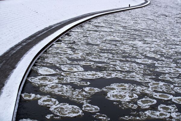 Ar sniegu klātie Neres upes krasti. Viļņa, 2021. gada 30. decembris. - Sputnik Latvija