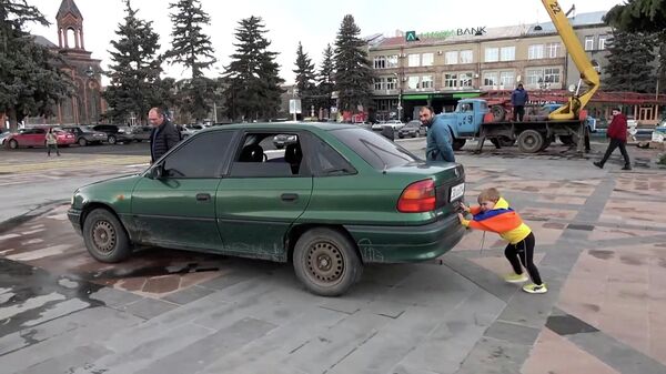 Īsts spēkavīrs: divgadīgs zēns no Gimri stūma automašīnu par 25 metriem - Sputnik Latvija
