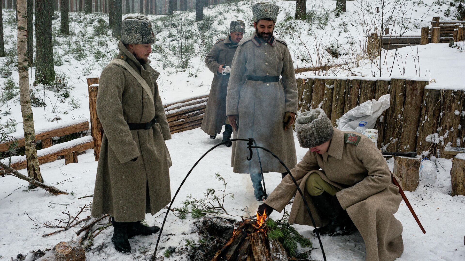 Рижские реконструкторы собрались на восстановленных позициях латышских стрелков в Тирельских лесах под Ригой Рижские реконструкторы собрались на восстановленных позициях латышских стрелков в Тирельских лесах под Ригой - Sputnik Латвия, 1920, 10.01.2022