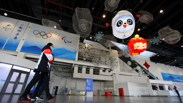 Волонтеры у Главного пресс-центра перед зимними Олимпийскими играми 2022 года в Пекине - Sputnik Латвия