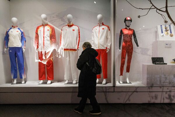 Ķīnas sportistu medaļas un kostīmi no agrākajām Olimpiskajām spēlēm izstādē muzejā - Sputnik Latvija
