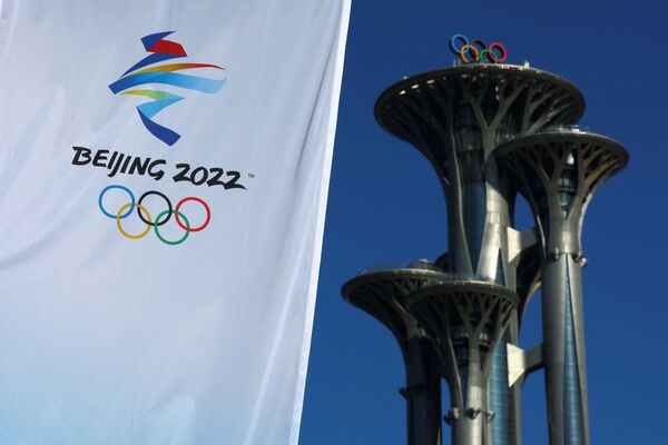 Sacensības notiks olimpiskajos objektos trijos klasteros – Pekinā (hokejs, daiļslidošana, ātrslidošana, kērlings), Džandzjakou (biatlons, slēpošana, snovbords, tramplīns) un Jaņčeņā (kalnu slēpošana un kamaniņu sports) - Sputnik Latvija