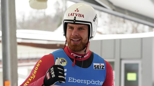 Кристерс Апарйодс одержал уверенную победу на седьмом этапе Кубка мира по санному спорту на домашней трассе в Сигулде - Sputnik Латвия