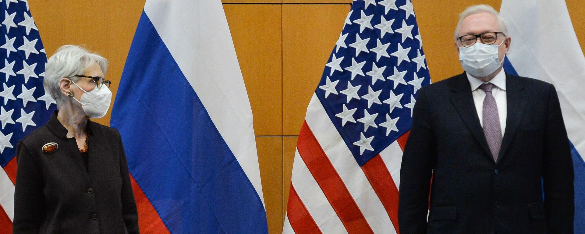 Замглавы МИД РФ Сергей Рябков (справа) и первый замгоссекретаря США Уэнди Шерман во время переговоров по безопасности в Женеве - Sputnik Латвия, 1920, 11.01.2022