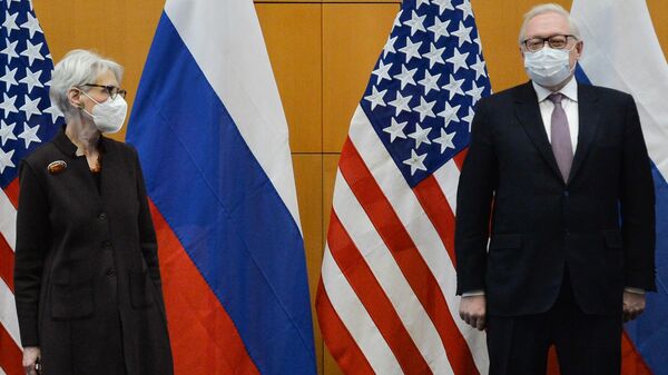 Замглавы МИД РФ Сергей Рябков (справа) и первый замгоссекретаря США Уэнди Шерман во время переговоров по безопасности в Женеве - Sputnik Латвия