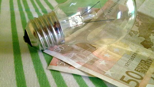 Лампа накаливания и банкноты евро - Sputnik Латвия