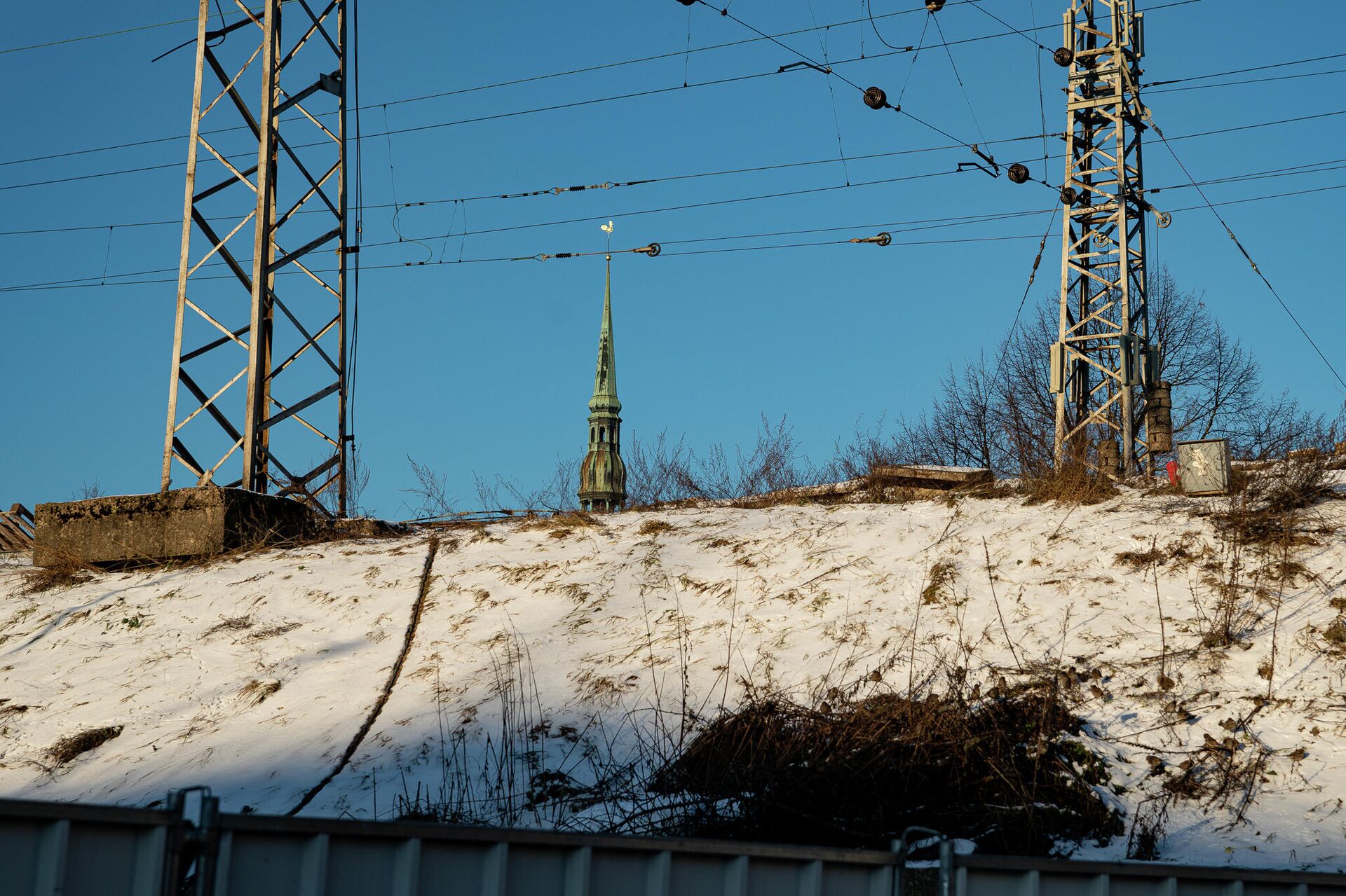 Башня церкви Святого Петра над железнодорожной насыпью - Sputnik Латвия, 1920, 13.01.2022