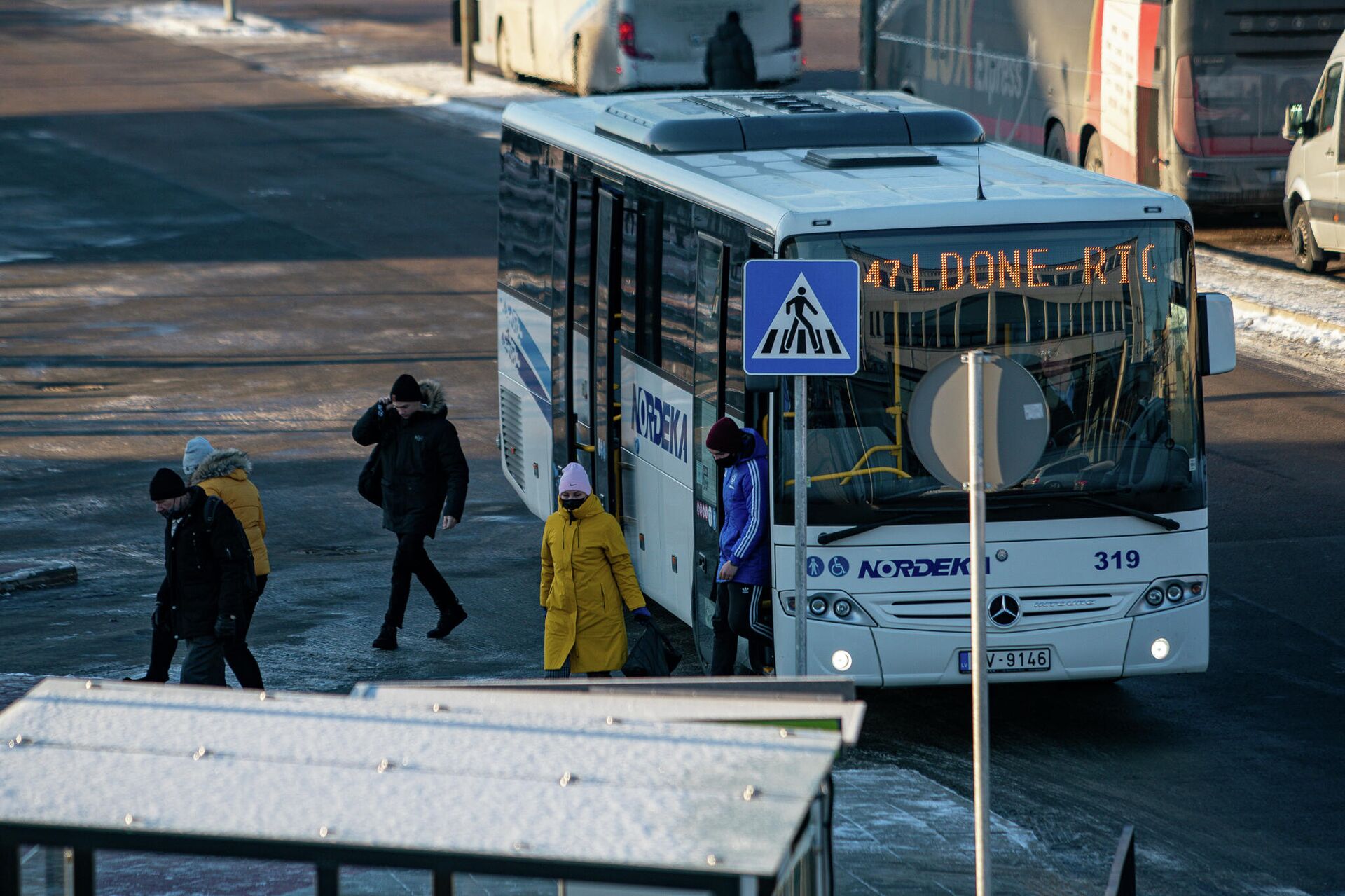 Междугородний автобус привез пассажиров на Рижский международный автовокзал - Sputnik Латвия, 1920, 13.01.2022