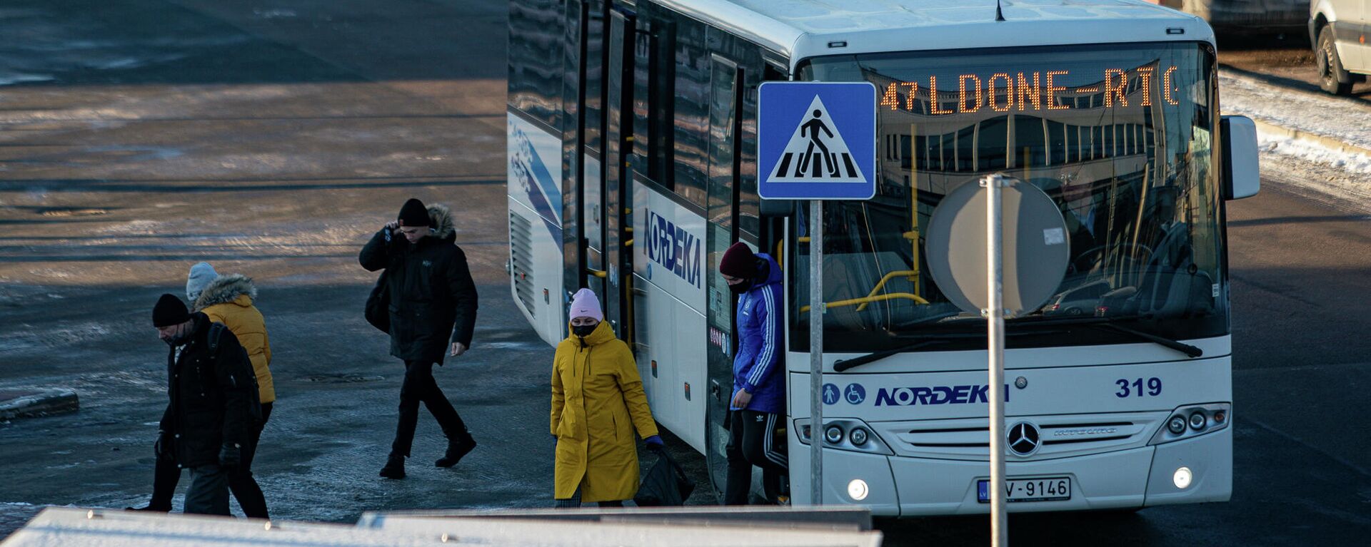Междугородний автобус привез пассажиров на Рижский международный автовокзал - Sputnik Латвия, 1920, 23.04.2023
