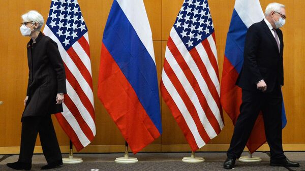 Заместитель министра иностранных дел РФ Сергей Рябков и первый заместитель госсекретаря США Уэнди Шерман во время переговоров по безопасности в Женеве - Sputnik Латвия