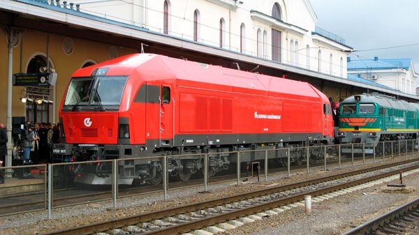 Локомотив на фоне Вильнюсского железнодорожного вокзала - Sputnik Латвия