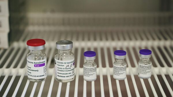 Вакцина против COVID-19, разработанная Оксфордским университетом и фармацевтической компанией AstraZeneca - Sputnik Латвия