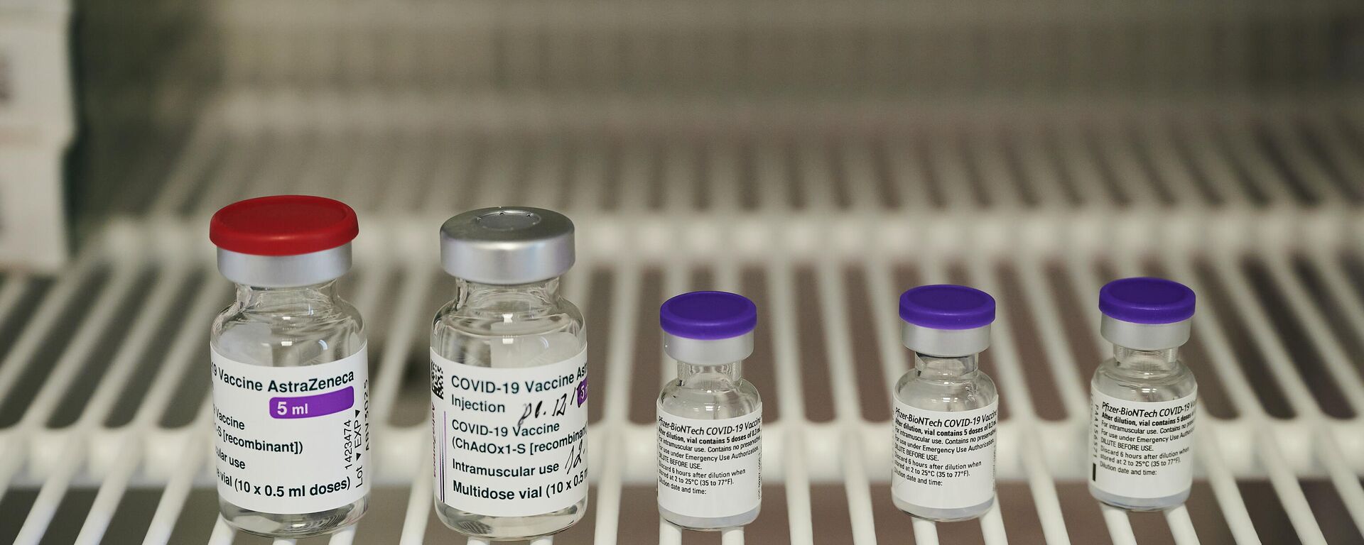 Вакцина против COVID-19, разработанная Оксфордским университетом и фармацевтической компанией AstraZeneca - Sputnik Латвия, 1920, 28.03.2022