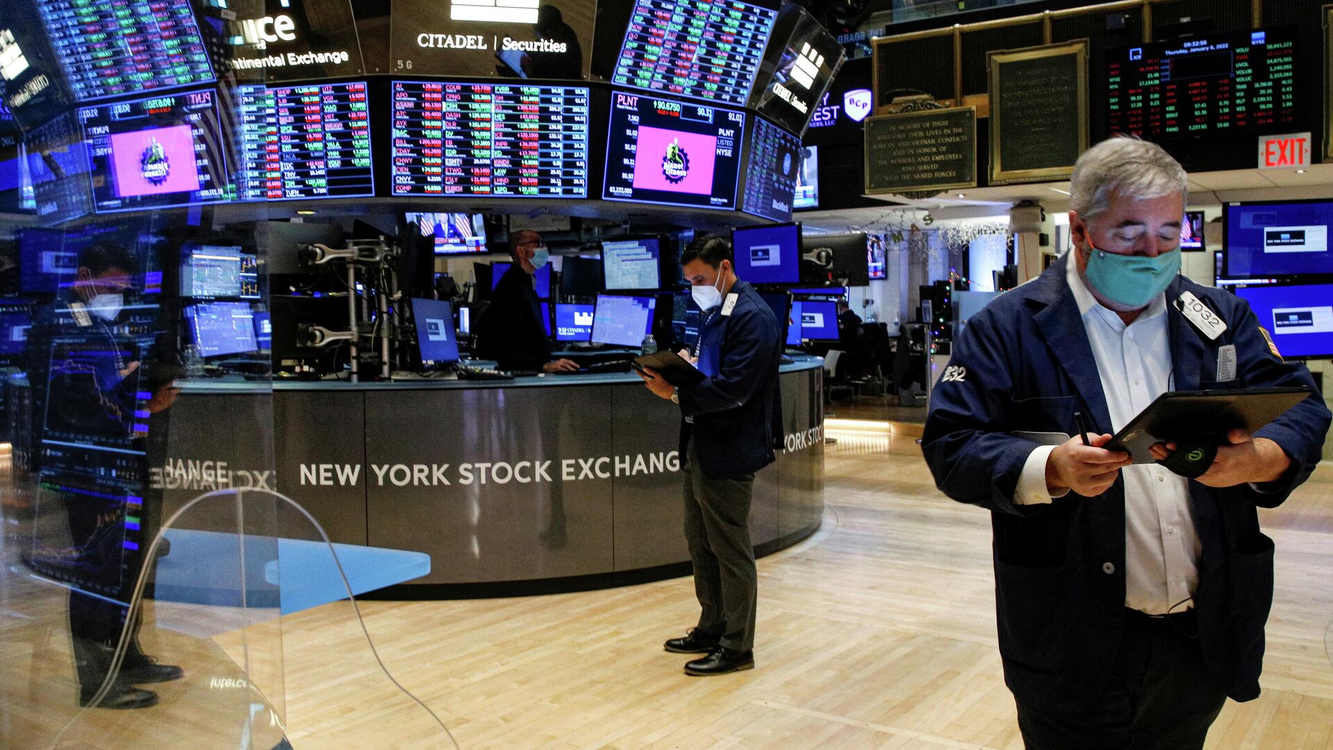 Трейдеры в зале Нью-Йоркской фондовой биржи - Sputnik Latvija, 1920, 16.01.2022