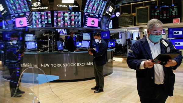 Трейдеры в зале Нью-Йоркской фондовой биржи - Sputnik Latvija
