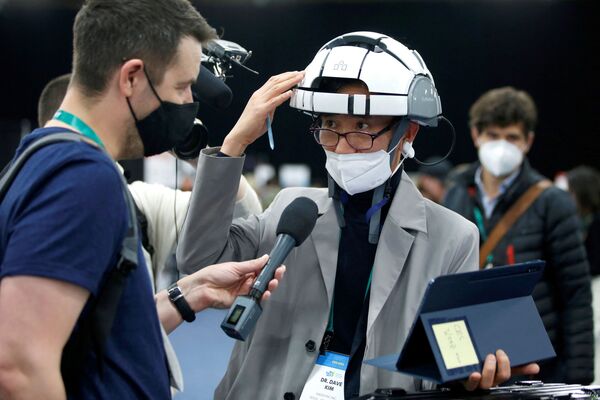 Доктор Дейв Ким рассказывает об &quot;умном&quot; шлеме iSyncWave, который предназначен для мониторинга здоровья мозга и LED-терапии. - Sputnik Латвия