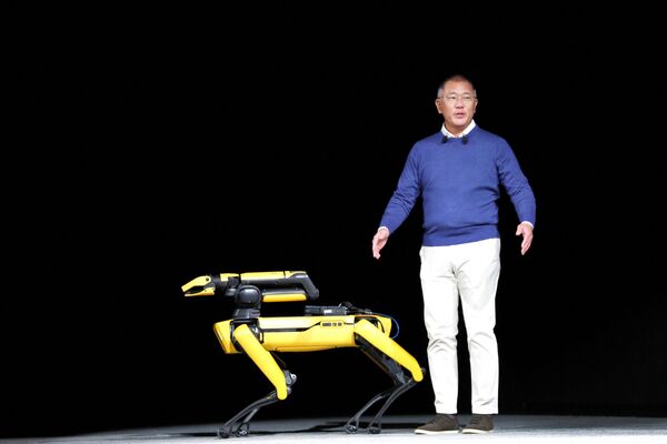 Глава  Hyundai Motor Group Исон Чонг на сцене с роботом-собакой Spot от  Boston Dynamics. - Sputnik Латвия