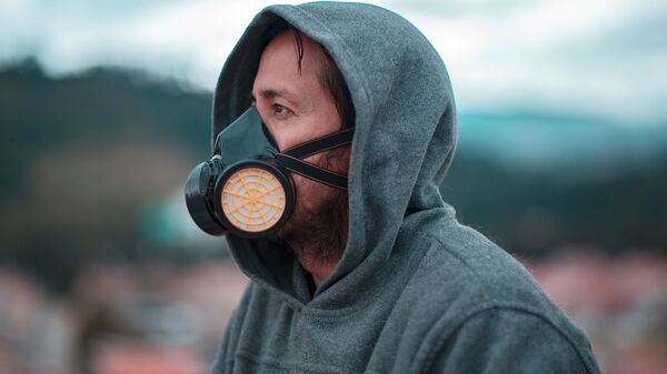 Мужчина в защитной маске на улице - Sputnik Латвия