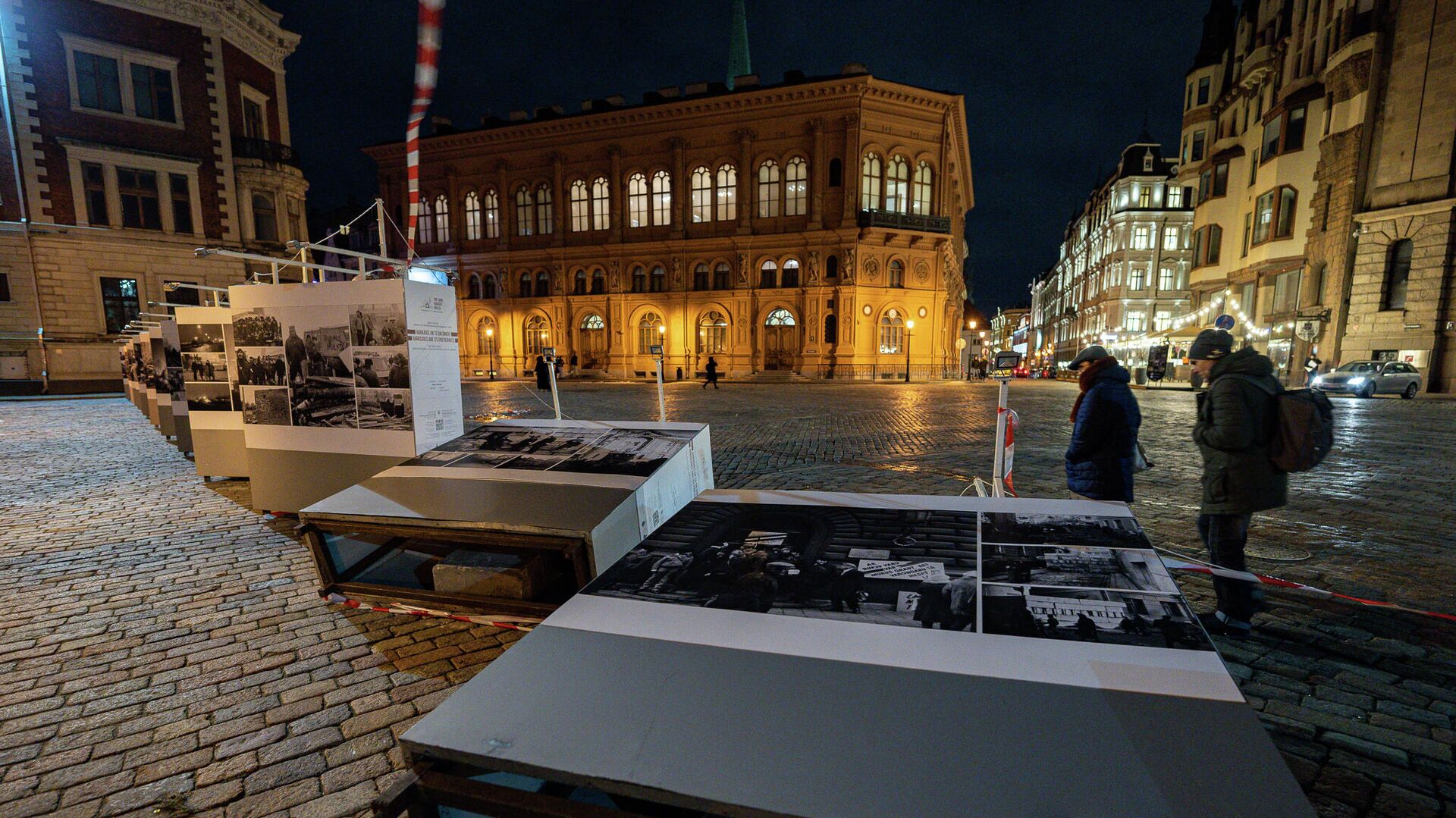 В Риге на Домской площади ветер опрокинул несколько стендов на фотовыставке, посвященной Дню памяти защитников баррикад 1991 года  - Sputnik Латвия, 1920, 01.02.2022
