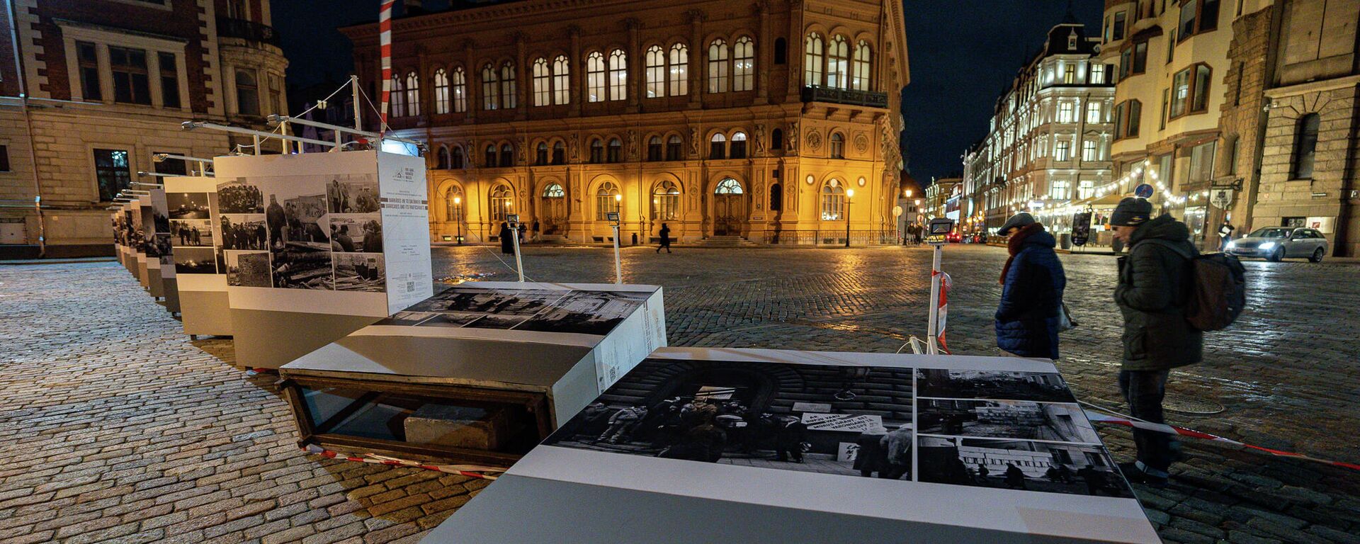В Риге на Домской площади ветер опрокинул несколько стендов на фотовыставке, посвященной Дню памяти защитников баррикад 1991 года  - Sputnik Латвия, 1920, 01.02.2022