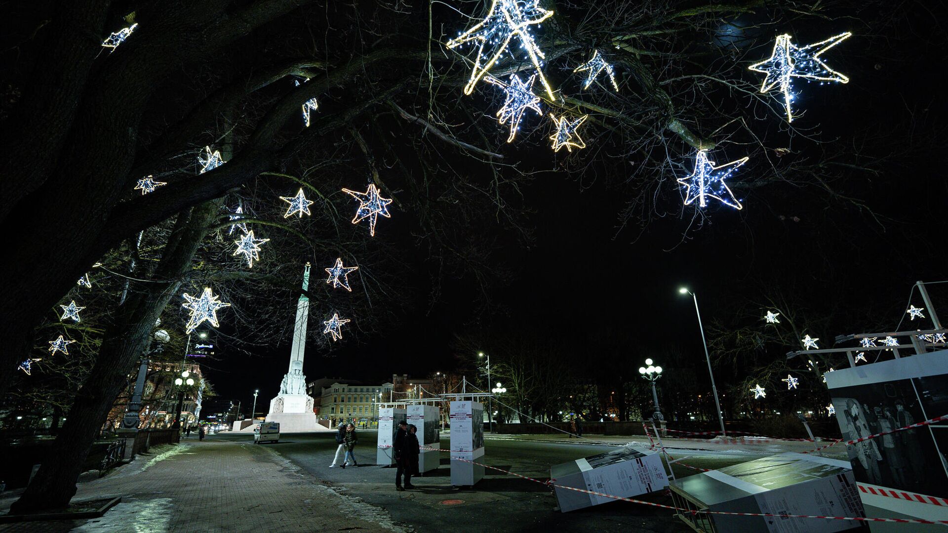 В Риге на площади у памятника Свободы ветер опрокинул несколько стендов на фотовыставке, посвященной Дню памяти защитников баррикад 1991 года - Sputnik Latvija, 1920, 02.02.2022