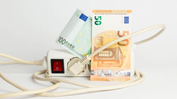 Электрический удлинитель и банкноты евро - Sputnik Латвия
