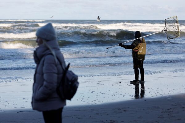 Часто к поискам в море присоединяются не только любители охоты за янтарем, но и обычные туристы. - Sputnik Латвия